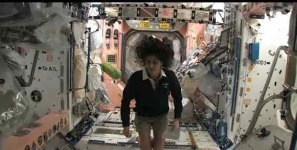 宇航员在太空的生活 太空女航天员怎么尿尿,航天员在太空洗澡的方法