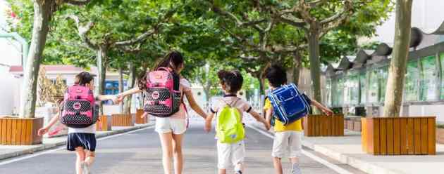 儿童散学归来早忙趁东风放纸鸢 儿童散学归来早 忙趁东风放纸鸢