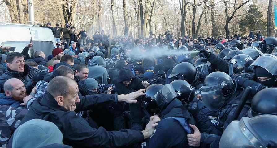 莫申科 乌克兰民众与警察发生冲突，泽连斯基批评，莫申科支持