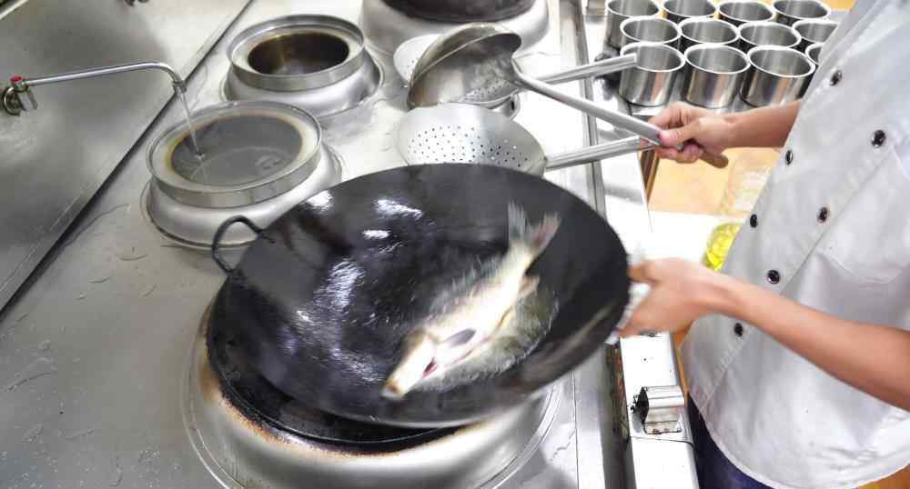 红烧鲤鱼的家常做法 厨师长教你：“红烧鲤鱼”的家常做法，味道很赞先收藏了