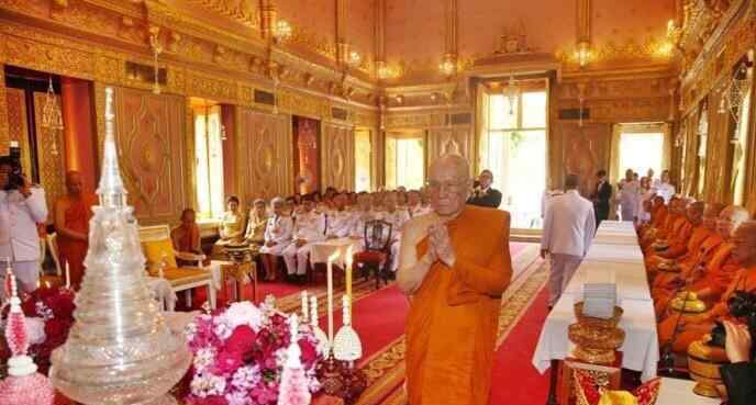 泰国僧王 泰国僧王和国王那个大，泰国现任的僧王是谁有几个