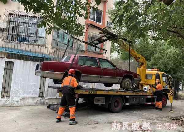 最牛僵尸车 17年“最牛僵尸车”拖走了！豪气，保时捷也在小区趴窝