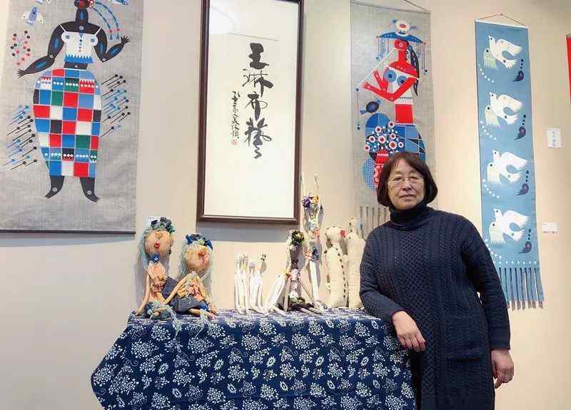 旧衣服做布偶 二十年创作数千只布艺人偶，72岁的她要把布艺展办到国外