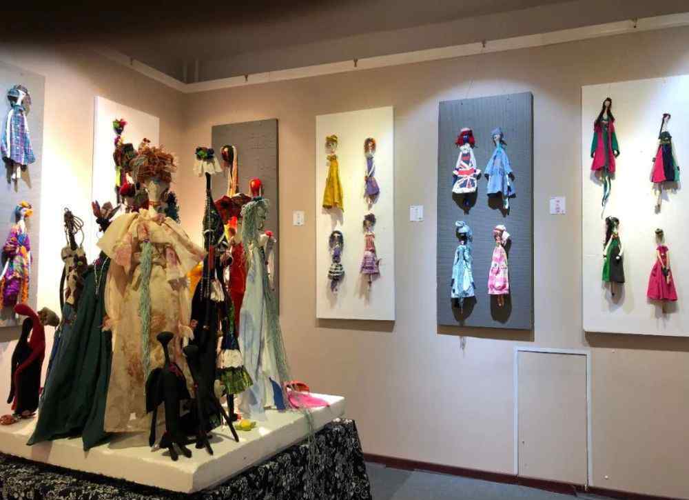 旧衣服做布偶 二十年创作数千只布艺人偶，72岁的她要把布艺展办到国外