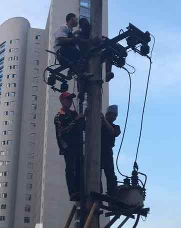 工人修电缆遭电击 全身着火被吊空中