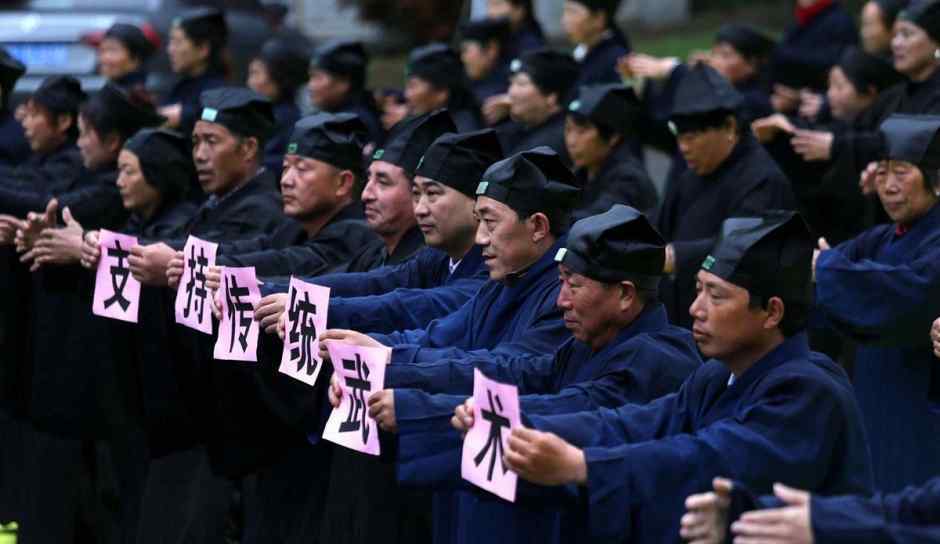 洛阳百名道士为支持太极 冒雨结人墙拼“支持太