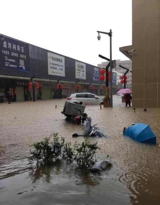 广州暴雨“洗劫”珠宝店：宝石被冲走 老板豪车