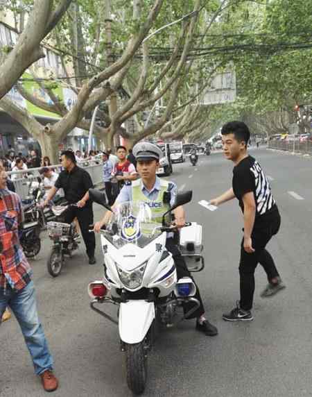 考生鞋底夹层含金属片无法过检 求助交警回家换