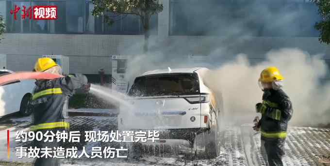 广东一新能源汽车充电中突然爆燃 车主还原惊险瞬间！
