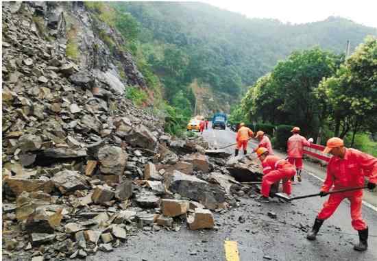 风雨中,昌化公路人抢险忙