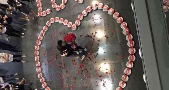 吃货的爱情 男子用99份小龙虾向女友求婚
