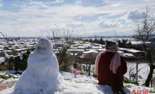 智利首都遇数十年来最大降雪 民众兴奋堆雪人