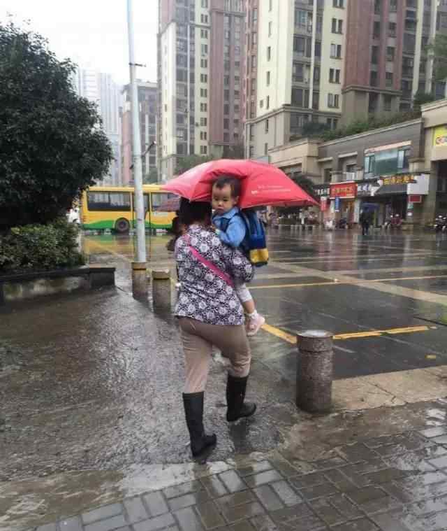 实力坑娃只服您！ 家长雨中不给孩子挡雨