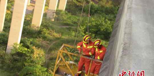 两车相撞3人命悬半空 浙江消防高速上演＂生死营