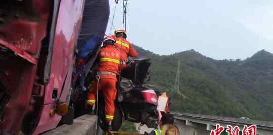 两车相撞3人命悬半空 浙江消防高速上演＂生死营