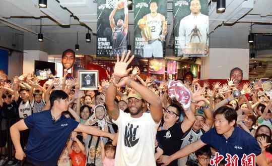 马刺巨星伦纳德空降上海 现身NBA乐园人气高