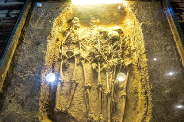 历史总探长 古代帝王用活人殉葬，那活人在墓穴中能活多久？