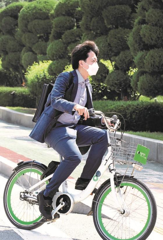 [澎湃新闻]韩国史上最年轻党首李俊锡上任两周：新政频出，热议不断