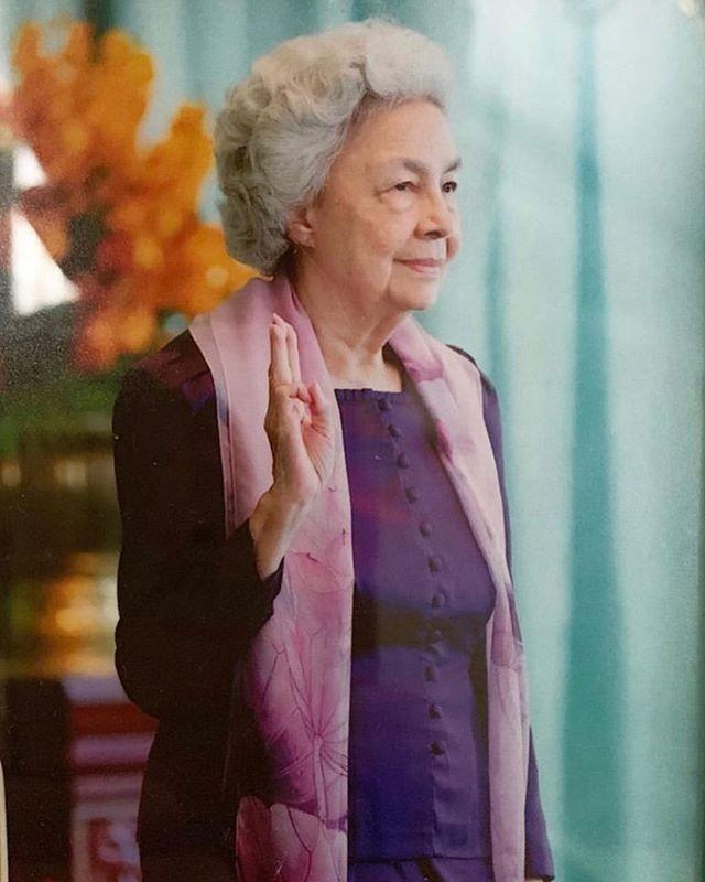 [照见古今]莫尼列太后：85岁依然优雅，气质不输英女王，生活节俭旧裙反复穿