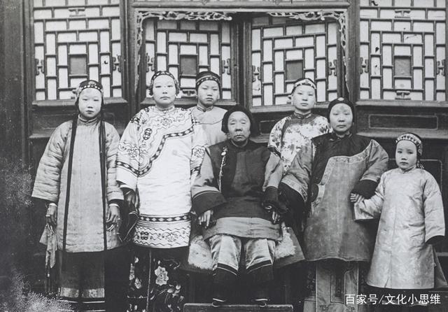 文化小思维 晚清老照片：皇家妃子与大家闺秀的鲜明对比，五品官员穿貂皮大衣