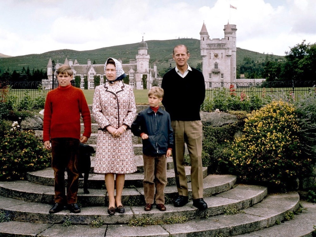 [KK说王室]英女王和威廉出访，40岁的威廉像个小朋友，乖乖跟在女王奶奶身后