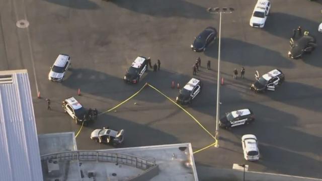 [环球时报]洛杉矶机场连出状况：一人驾车闯跑道、一人闯驾驶舱失败“跳机”