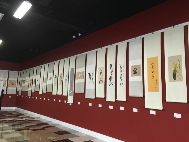 据悉，开幕式结束后，当大家都在展厅内欣赏倪萍画作时，当场就有十几幅字画被当地书画爱好者抢购到手。
